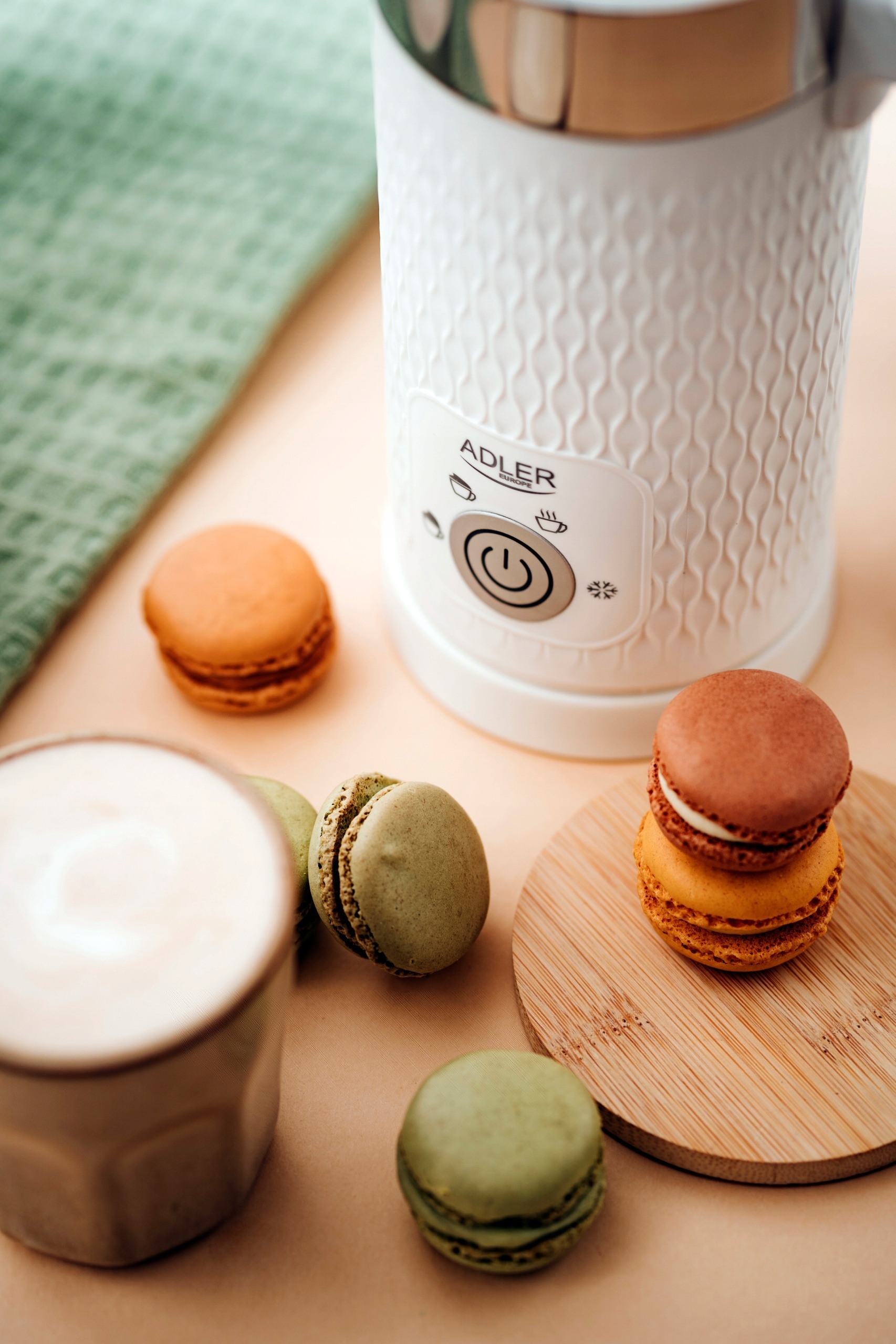 ELEKTRYCZNY SPIENIACZ DO MLEKA PODGRZEWACZ LATE