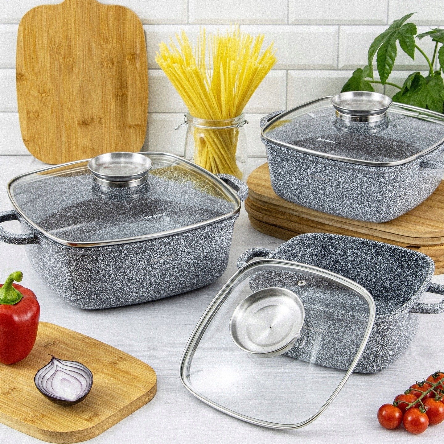 GARNEK MARMURKOWY tradycyjny kwadratowy z pokrywą SZARY 24cm 4.4L