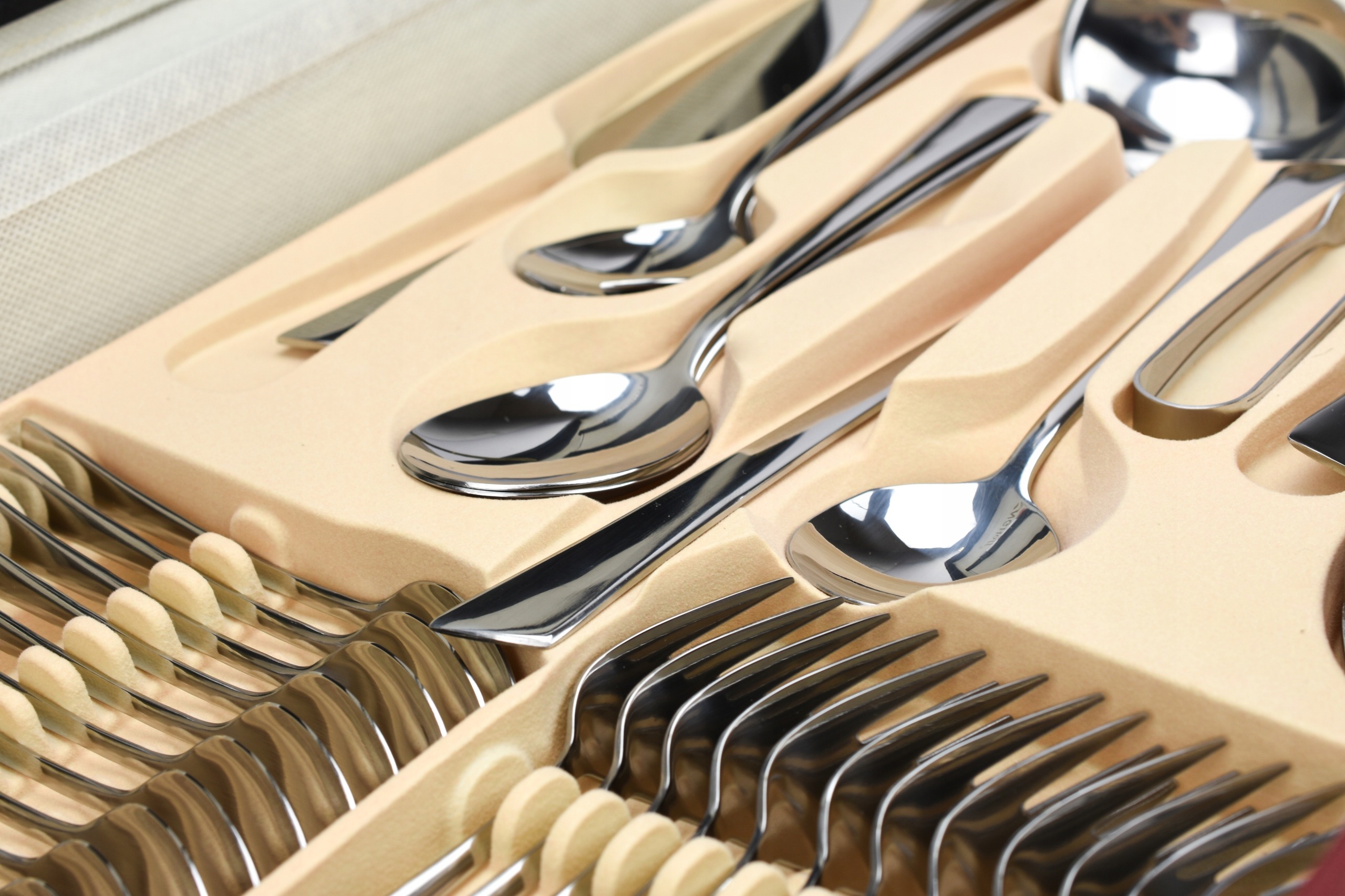 SZTUĆCE KINGHOFF KH3508 POŁYSK 72 ELEM. WALIZKA